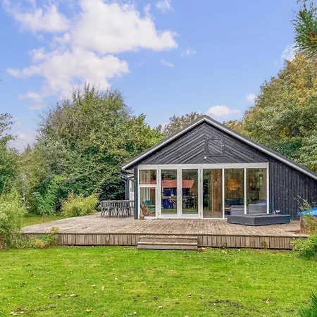 4 Bedroom Beautiful In * Oksbøl