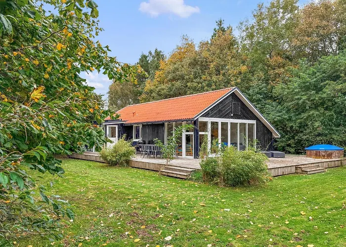 4 Bedroom Beautiful In 펜션 Oksbøl